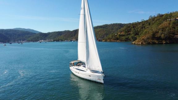 Seawalker yelkenli yatı, Fethiye'nin huzurlu koylarında mürettebatsız seyir yaparken.