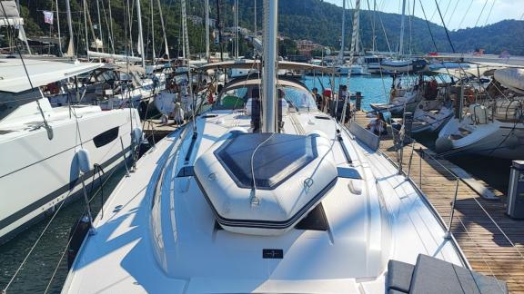 Das Vordeck der Seawalker Yacht in Fethiye, ideal für eine Bareboat-Yachtcharter.