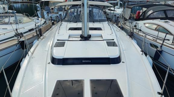 Spacious and clean foredeck of the sailing yacht Blue Monkey.