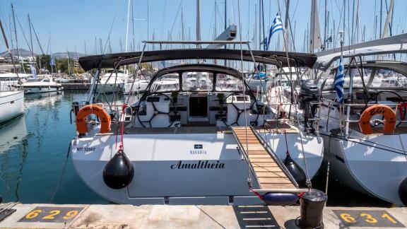 Die Segelyacht Amalthia liegt in einer griechischen Marina, bereit für eine charter ohne Besatzung.