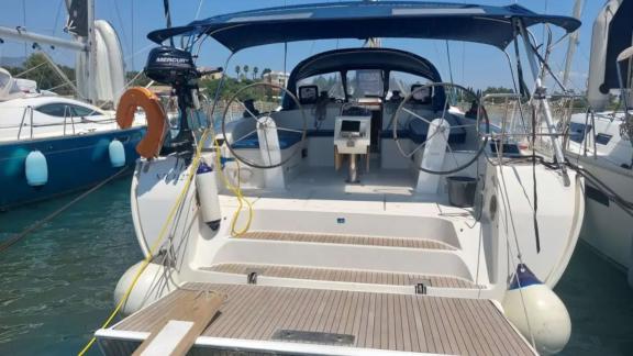 Задняя палуба парусной яхты Vivi с четко видимыми рулем и зоной отдыха.