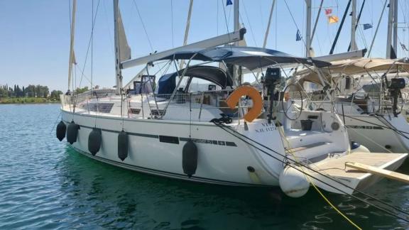 Unter den Segelyacht-Charteroptionen auf Korfu, Griechenland, liegt die Bavaria Cruiser 51 Vivi Yacht im Yachthafen vor 