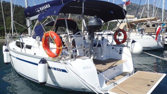 Das Cockpit der Segelyacht Sora mit breiter Badeplattform liegt im Yachthafen.