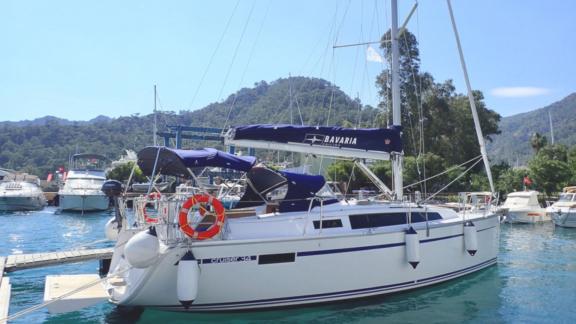 Die Segelyacht Sora liegt im Yachthafen, mit klarer Sicht auf das Heckdeck.