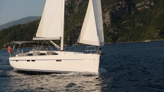 Парусная яхта Beluga 1 идет под парусом в море.