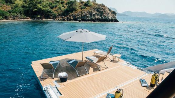 Просторная плавательная платформа All About U 2 в Бодруме, идеальна для принятия солнечных ванн и отдыха.