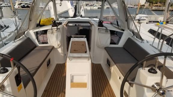 Das Cockpit der Segelyacht Rosa Bella, die in der Marina verankert ist.