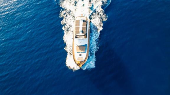 Die Yacht Berre Lal fährt mit hoher Geschwindigkeit durchs Wasser vor Bodrum.