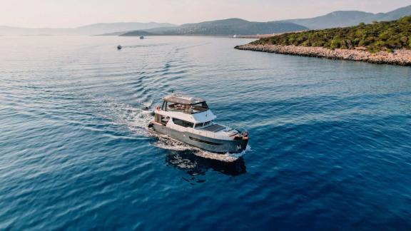 Die Motoryacht Berre Lal fährt allein über das ruhige Meer vor Bodrum.