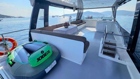 Auf der Flybridge der Yacht Berre Lal gibt es Sitzgruppen und ein Jobe-Wasserspielzeug.