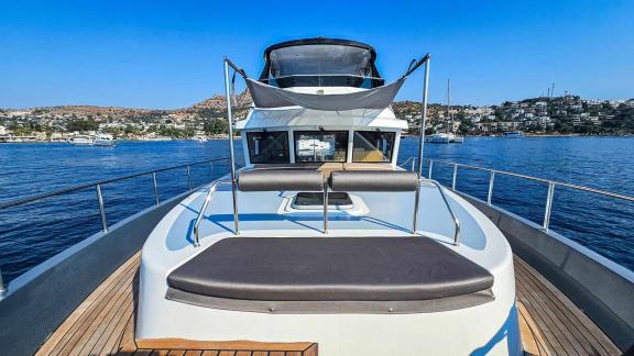 Die Vorderseite der Yacht Berre Lal bietet gemütliche Sonnenliegen mit Blick auf Bodrums Küste.
