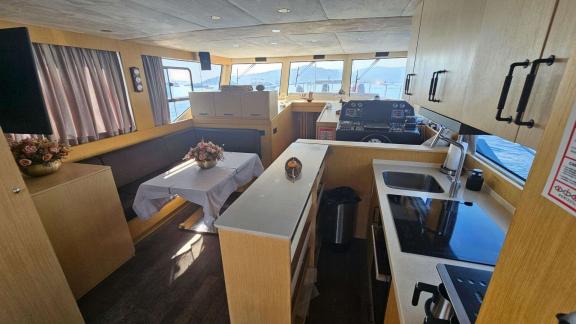 Heller Innenbereich mit moderner Küche auf der Motoryacht aus Bodrum.