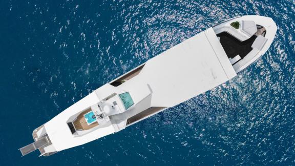 Bodrum'da 42m Matilda yatının etkileyici kuş bakışı görünümü. 6 kabinde 12 kişilik konaklama.