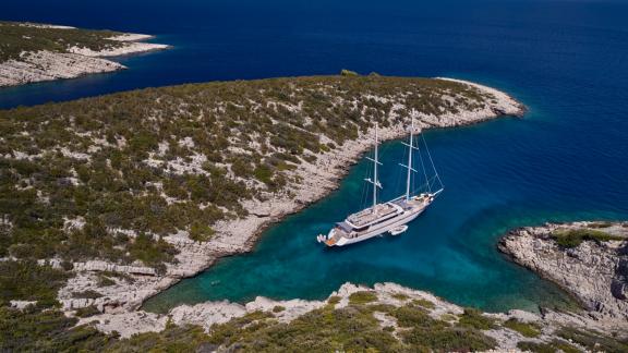 Элегантная Lady Gita на якоре в тихой, уединенной бухте.