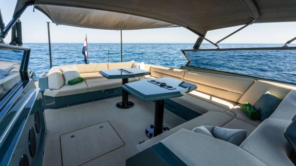 Unter den privaten Yachtcharter Optionen in Saint Tropez zeigt sich die Blue Brothers mit großzügigem Loungebereich.