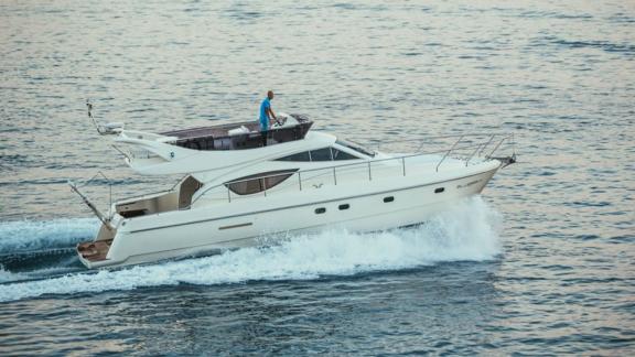Motoryat Bluebell, mavi denizde hızla ilerliyor ve şık tasarımı ile dikkat çekiyor.