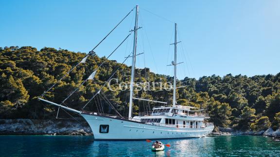 Der luxuriöse Motorsegler Corsario ankert in einer malerischen Bucht in Kroatien.