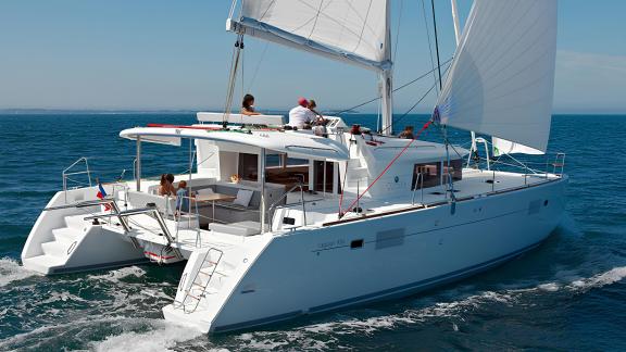 Explore the comfort of the Saelma Lagoon 450 with a skipper on Croatia's scenic waters.