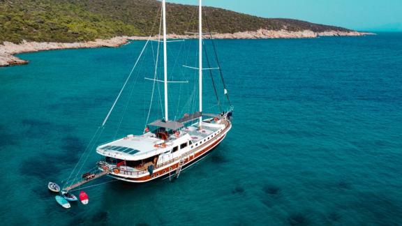 Chartern Sie die luxuriöse Gulet Bodrum Queen in Bodrum, Türkei, für unvergessliche Segelabenteuer.