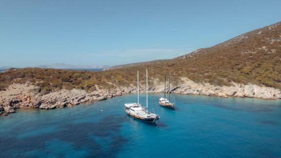 Gulet Bodrum Queen in einer malerischen Bucht in Bodrum, Türkei, für exklusive Segelabenteuer.