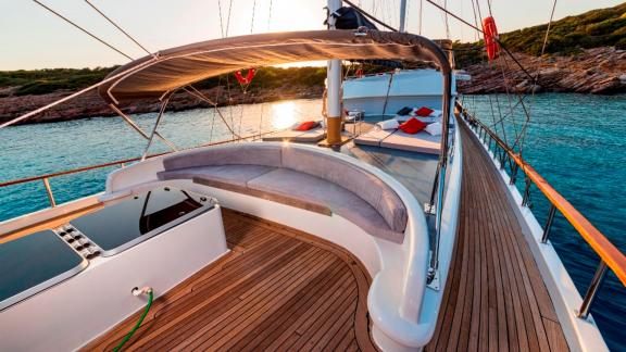 Sonnendeck der luxuriösen Gulet Bodrum Queen in Bodrum, Türkei, perfekt für entspannte Segelabenteuer.