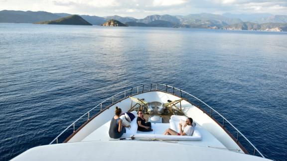 Menschen genießen das Meer auf dem Vordeck der Motoryacht Samocla.