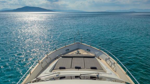 Motoryacht Freedom's foredeck sunbathing area