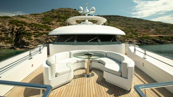 Genießen Sie die exklusive Bug-Lounge der Vertigo Motoryacht mit atemberaubender Aussicht.