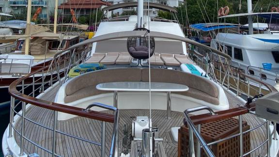 Элегантная зона отдыха на роскошном гулете в порту Мармариса.