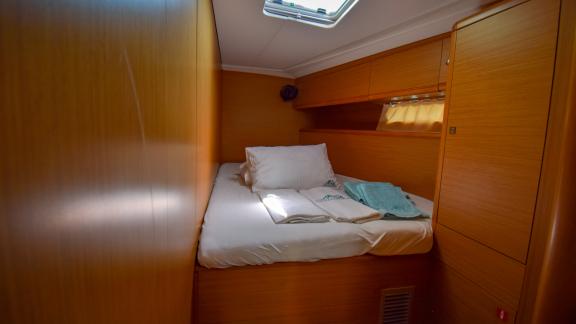 Die gemütliche Doppelkabine auf der Yacht Nazlı Denizim ist mit einem großen Bett und eleganten Stauraum ausgestattet.