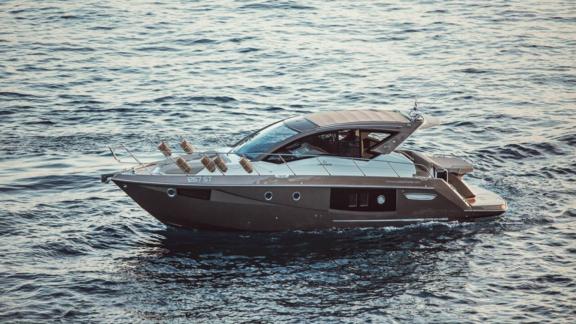 Die Motoryacht Brown Sugar ist auf dem Meer vor der Küste Kroatiens. Das moderne und stilvolle Design beeindruckt.