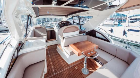 Der Salon der Motoryacht Brown Sugar fällt durch bequeme Sitzgelegenheiten und elegantes Design auf.