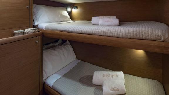 Die Gästekabine mit Etagenbett auf der Luxusyacht Shooting Star in Griechenland bietet komfortable Unterkunft.