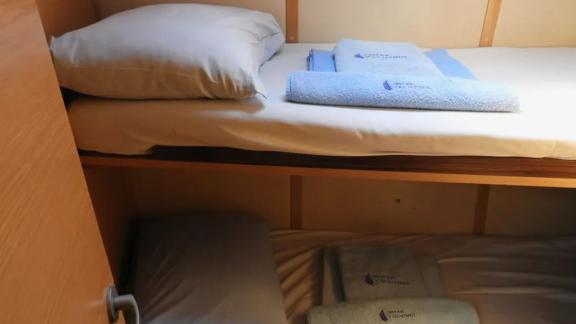 In der Kabine mit Etagenbett der Yacht Moon Shadow befinden sich ordentlich gemachte Betten.