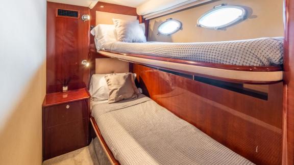 The twin-bed cabin of the yacht Make My Day offers comfort with two single beds.