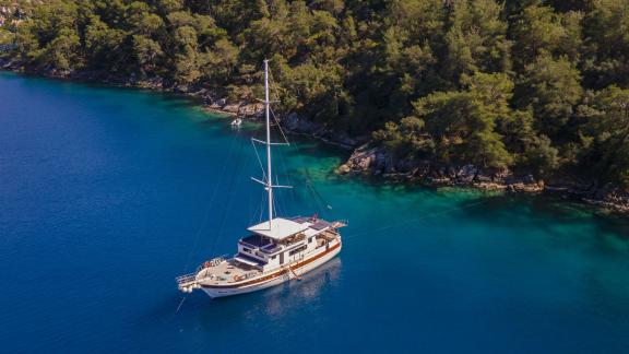 Gulet Buse mit 5 Kabinen, vor Anker in einer idyllischen Bucht bei Bodrum.