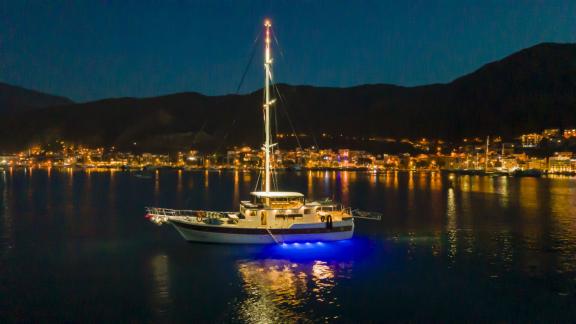 Gulet Buse mit 5 Kabinen, festgemacht im Hafen von Bodrum bei Nacht.