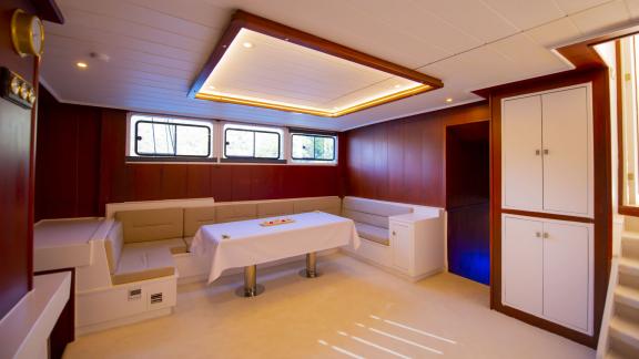 Stylish and bright interior of the Gulet Buse with 5 cabins, equipped with a cosy seating area and a dining table.