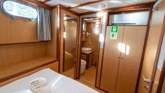 В Бодруме аренда гулета Giulia каюта с шкафом и входом в ванную комнату.