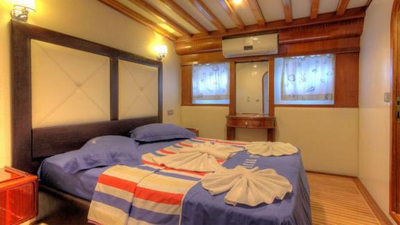 The cabin on Angelo 2 yacht offers a double bed and simple decor.