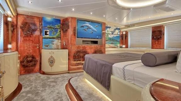 Спальня оборудована элегантно оформленными встроенными шкафами, роскошной кроватью, телевизором и уютным освещением.