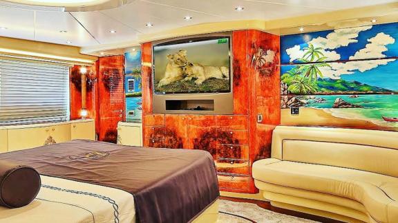 Большой телевизор встроен в элегантный встроенный шкаф напротив кровати и приглашает вас расслабиться.