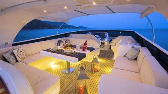 Ess- und Sitzbereich auf der Flybridge der Motoryacht Caelum