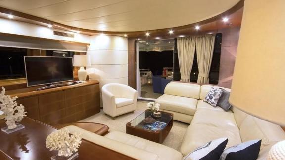 Luxus-Salon der Motoryacht Caelum Bild 3