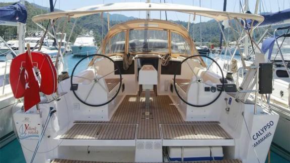 Das geräumige Heckcockpit der Segelyacht Calypso ist im Hafen vor Anker liegend zu sehen.