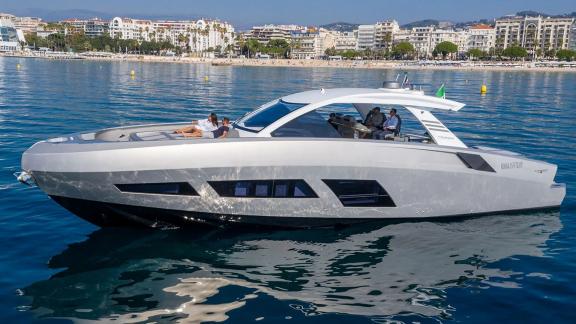 Next motoryat Mallorca kıyılarında demirli