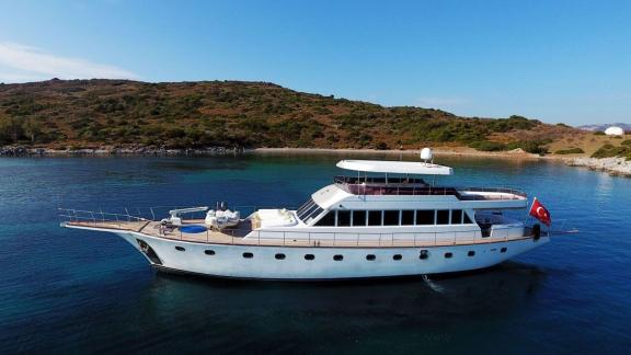 27-meter Gulet Caneren with 4 cabins for rent in Bodrum, Turkey. Ideal for exclusive yacht charter.