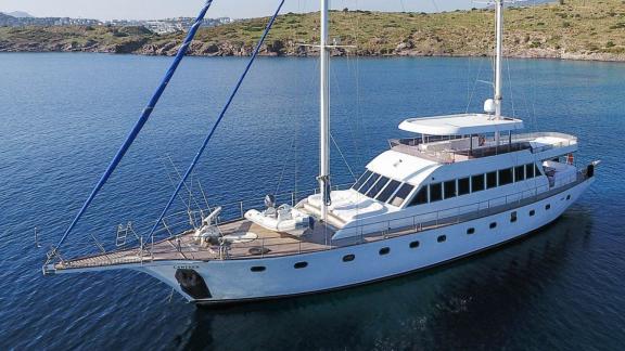 Segelyacht mit großzügigem Deck und luxuriösen Annehmlichkeiten, bereit zur Charter in Bodrum, Türkei.