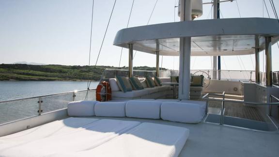 Eleganter Entspannungsbereich mit komfortablen Sitzgelegenheiten auf einer Yacht in Bodrum, Türkei.