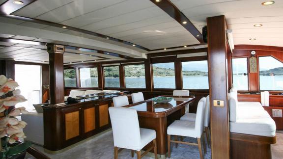 Hochwertiger Speisesaal im Inneren einer Yacht in Bodrum, ideal für komfortable Mahlzeiten mit Aussicht.